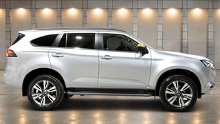 2022  Isuzu MU-X LS-T SUV (Mercury Silver) Pre-Owned Car Thumbnail