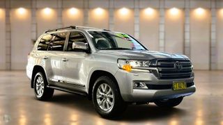 2016 Toyota Landcruiser Sahara SUV (Silver Pearl) Pre-Owned Car Thumbnail