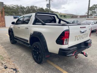 2017 Toyota Hilux SR5 Ute (Crystal Pearl) Pre-Owned Car Thumbnail