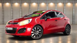 2013 Kia Rio Si Hatch (Signal Red) Pre-Owned Car Thumbnail